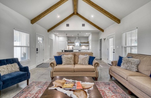 Washington Cottage | Country Gold ~ Aggieland Vacation Rentals