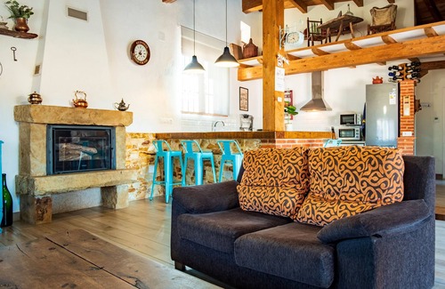 Sanchon de la Sagrada House | Country House 'Casa Rural Gorriones' with Private Pool, Private Garden and Wi-Fi