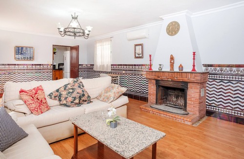 Alcala de Guadaira House | Country House 'Acogedora Casita Rural De Invitados' with Shared Pool, Wi-Fi and Air Conditioning