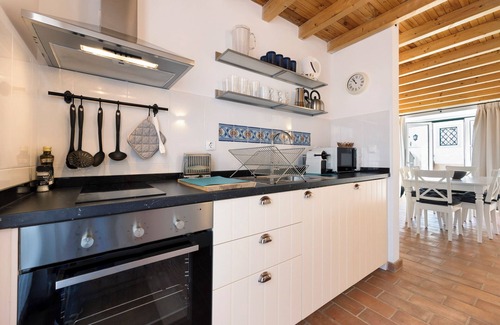 Donalda Villa | Country House "Bartolomeu Cottage" with Mountain View, Shared Pool & Wi-Fi
