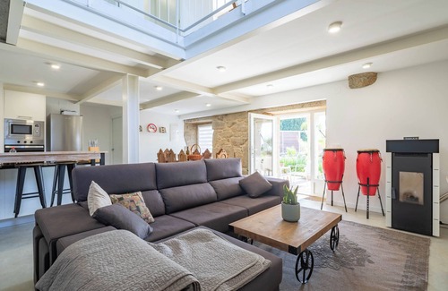 As Neves House | Country House 'Cándido' with Mountain View, Private Pool and Wi-Fi