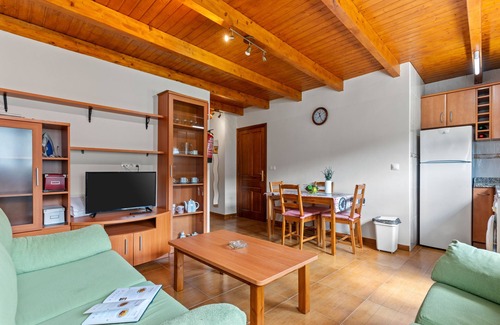 Soto de las Duenas House | Country House 'El Trasgu' with Mountain View, Wi-Fi, and Air Conditioning