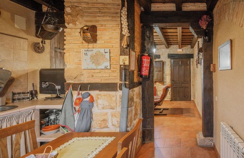 Turrubuelo House | Country House 'La Casa De Los Pollos' with Mountain View, Private Garden and Wi-Fi