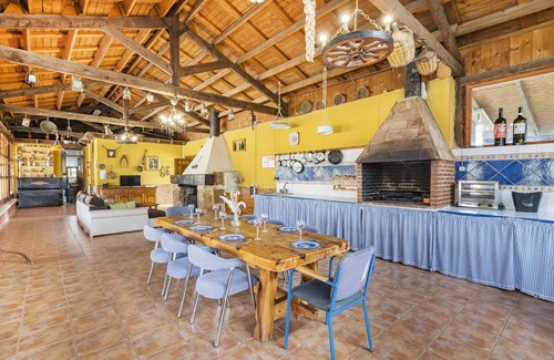 Castillo de Montemar Villa | Country House 'Los Caleros' with Lake View, Private Pool and Wi-Fi