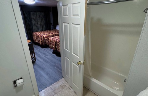 Oakdale Hotel | Country Inn Motel