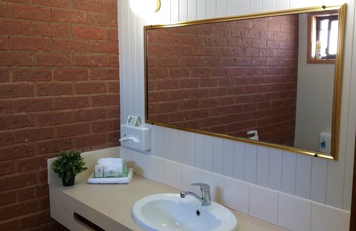 Forbes Hotel | Country Mile Motor Inn