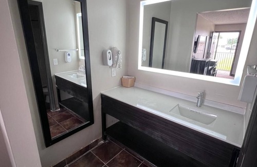 West Union Hotel | Country Nights Inn