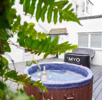 Llanfairpwllgwyngyll House | Country Retreat Sleeping 15 - Bron Menai