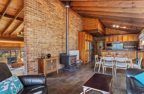 Margate House | Country style Stunner Bushland Peace and Privacy