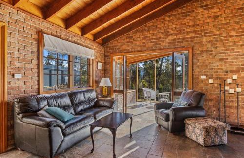 Margate House | Country-style Stunner - Bushland Peace & Privacy