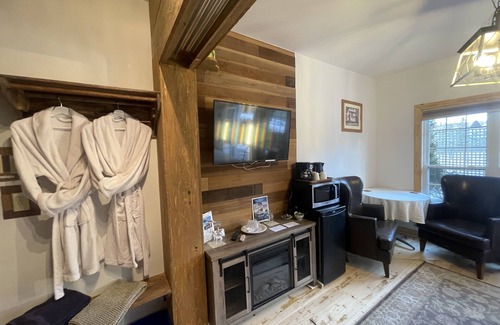 Wolfville Bed & Breakfast | Country Suite - HotTub, KingBd, Downtown