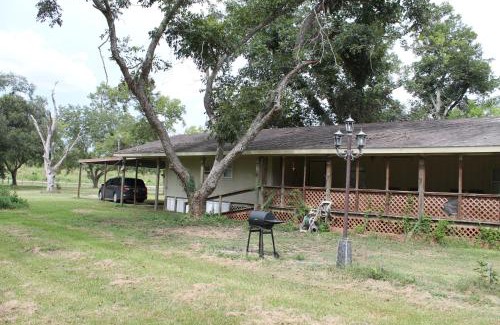Iowa Colony House | Countryside Bliss - Entire Home on 2 Acres