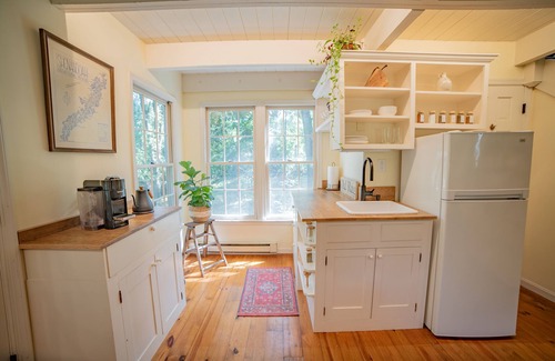 Etlan Cottage | COUNTRYSIDE GETAWAY: Two bedroom cottage in Sperryville near Old Rag Mtn.