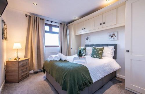 Barrow-on-Trent Apartment | Countryside log cabin with HOT TUB!