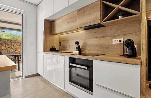 Cres Apartment | Couple's Vacation with Jacuzzi - Crepsa Paradise