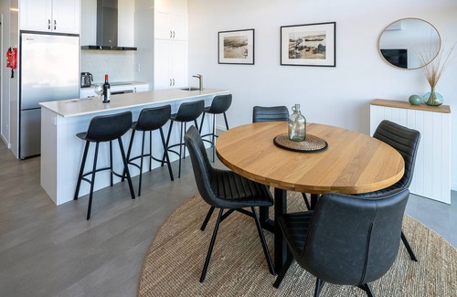 Penneshaw Apartment | Cove Landing Marina Apartment 2 SS James Comrie Sleeps 4