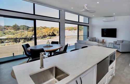 Penneshaw Apartment | Cove Landing Marina Apartments 2&3 Sleeps 8