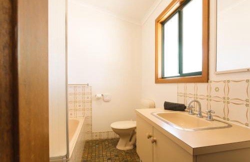 Playford Hotel | Cowell Foreshore Caravan Park