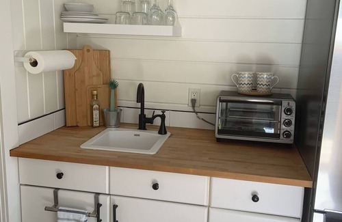 Cowichan Bay House | Cowibbean Cottage Uniquely situated over the ocean