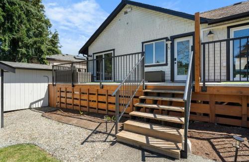 Lake Cowichan Hotel | Cowichan Lake Cottages -Riverside