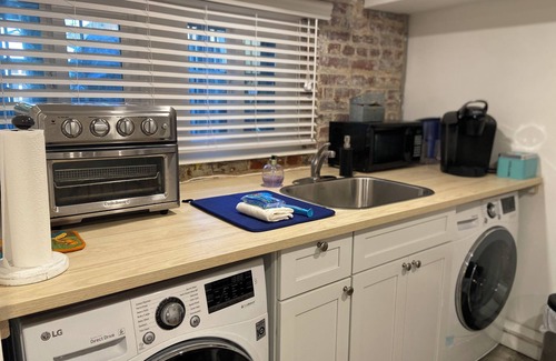 Columbia Heights Apartment | cozy 1-bed apartment with secure parking