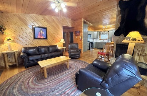 Trappers Ridge Cabin | Cozy 1-bedroom honeymoon cabin, A Magical Experience