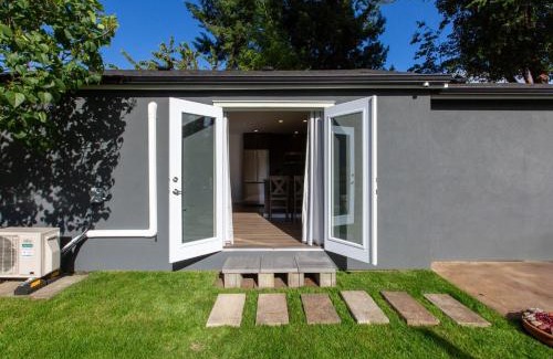 Langford Apartment | Cozy 1-Bedroom Retreat in the Heart of Langford