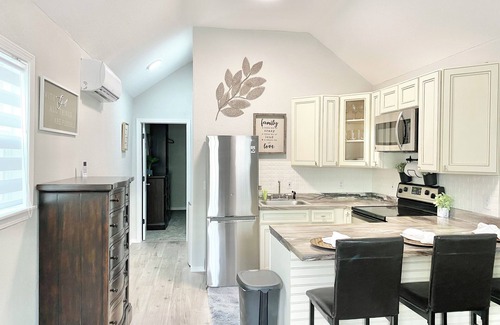 Arlington House | Cozy 1-bedroom tiny house B, Mayo Clinic cruise port Towncenter stadium UNF