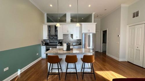 Near West Side Apartment | Cozy 1 BR 1 Parking Sleeps 4