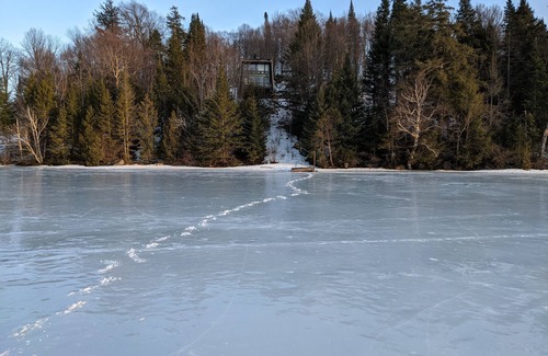 Ivry-sur-le-Lac Cottage | Cozy 1960s Lakehouse
