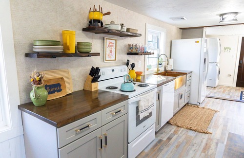 Rossville House | Cozy 1970s Inspired 3 Bedroom Getaway with AC, WiFi, and Outdoor Fire Ring.