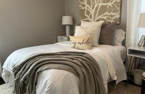Cleveland Heights Apartment | Cozy, 1st floor apartment 2bdrms Plus Semi Private room with Futon Pets with fee Family Friendly Close to Everything