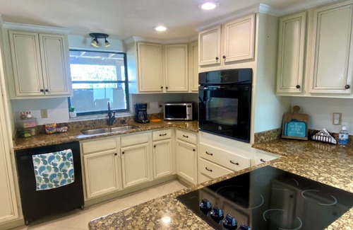 Bayonet Point House | Cozy 2-bedroom 2-bath family-friendly house in charming Port Richey