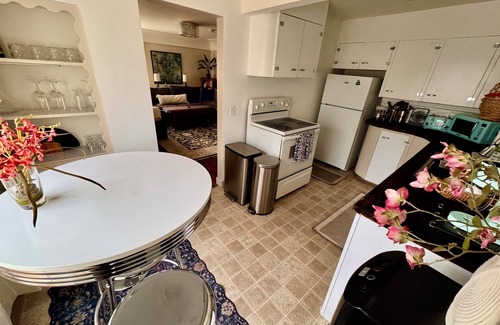 Downtown Vancouver Apartment | Cozy 2-bedroom apartment in Vancouver walk/bike distance to pubs/shopping!