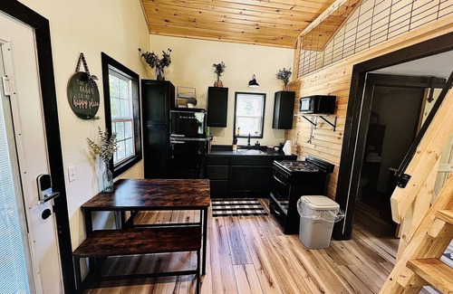Houston Cabin | Cozy 2 bedroom cabin nestled in the pines