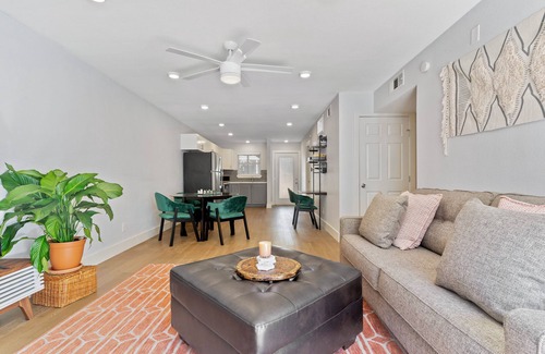 North Loop Condo | Cozy 2-bedroom condo with AC and WiFi in lovely Austin