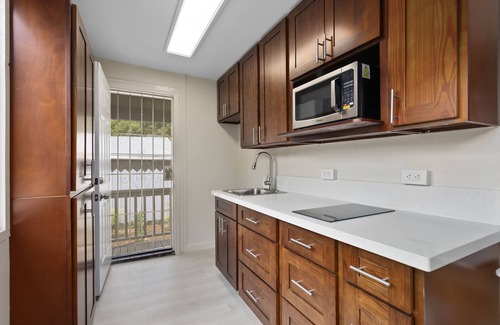 Lanikai Cottage | Cozy 2 Bedroom Cottage - Steps from the Beach