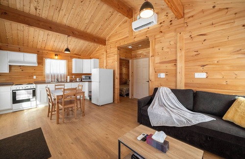 West Hants Cottage | Cozy 2 BR Log Cottage w/Firepit Bbq,close to lakes, vineyards, zipline & Skiing