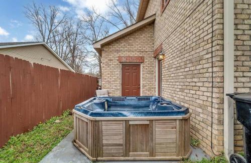 Concord House | Cozy 2B Townhouse - Hot Tub