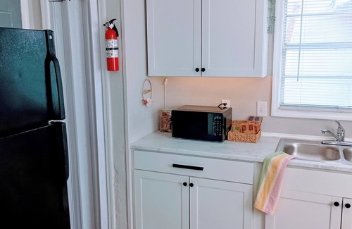 Brentwood House | Cozy 2BR/1BA near Beaches, Downtown, and Jacksonville Zoo (discounts available)