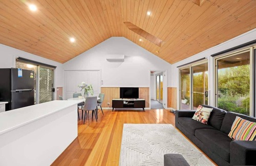 Balnarring Cottage | Cozy 2BR Cottage Near Beach & Village Shops