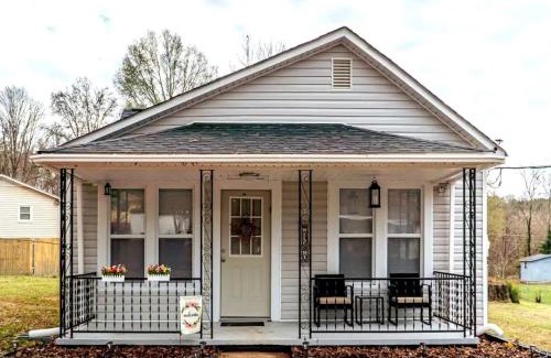 Maiden House | Cozy 3 Bedroom House w/Free Parking, Netflix, & More
