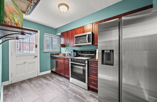 Near East Columbus Apartment | Cozy 3BR Retreat Walk to Franklin Park, Near Airport