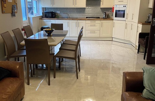 Blarney House | Cozy 4 bedroom House in Iconic village of Blarney .Cork City, 8km