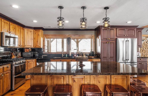 Charleston House | Cozy, 4-bedroom lake house 5 minutes from the beach and boat launch.