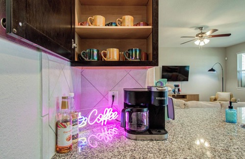 Katy House | Cozy 4b family home, video games, patio projector