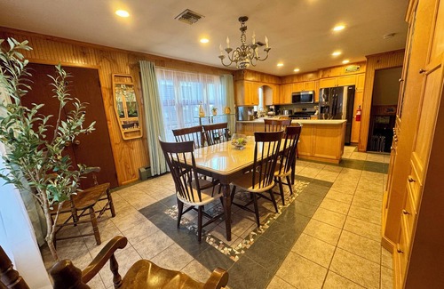Brick House | Cozy 4BR Lagoon Cottage, King Bed, Hot Tub, Game Room, Gym, Family Fun, kayaks