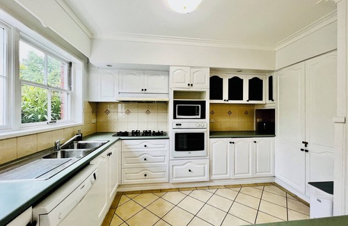 Wantirna South House | Cozy 5BR Home | Pool Table + King Bed + 5 mins Walking to Westfield center