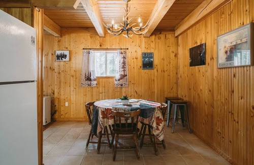 Fairbanks Cabin | Cozy Alaskan themed cabin suitable for families or couples! King size bed, w/d