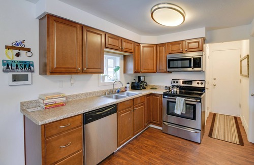 Spenard House | Cozy Anchorage Retreat < 4 Mi to Downtown!